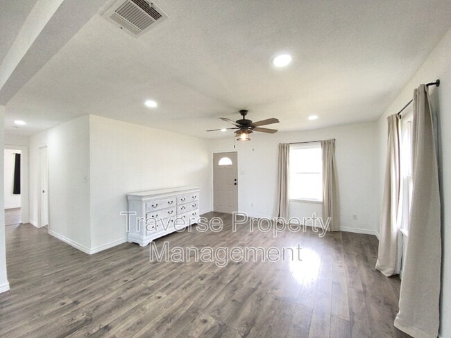 Building Photo - 145 Gordon Dr