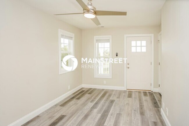 Building Photo - 2 Bedroom Pet-Friendly Home in St. Petersburg, FL with Main Street Renewal