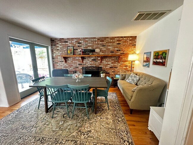 Building Photo - 4 bedroom 2 1/2 bath in historic Jacksonville