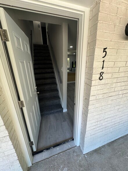 Building Photo - 514 N Ash Ave