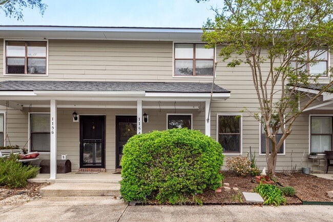 Building Photo - 2 Bedroom, 1.5 Bathroom Townhome in Island Bluff - James Island