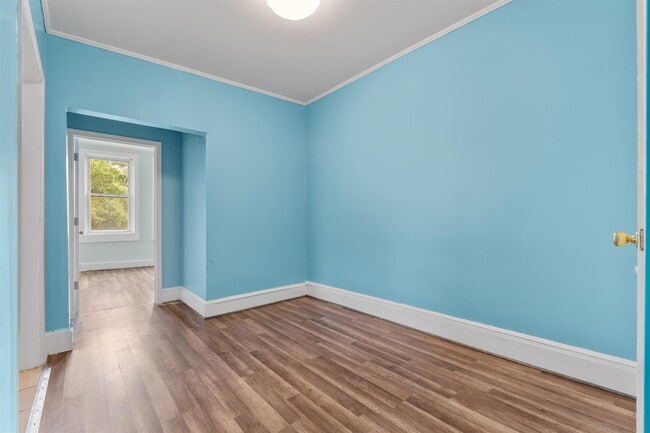 Building Photo - 122 Mallory Ave