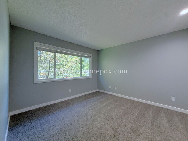 Building Photo - Updated 3 BR Apartment with Patio in Portland