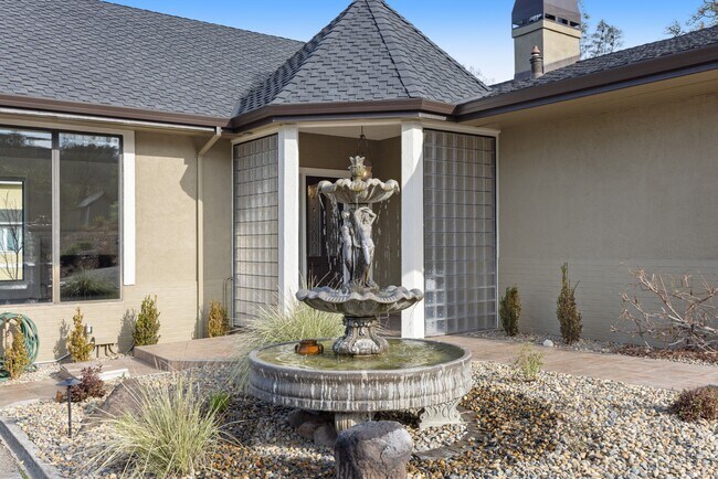 Building Photo - 9168 Eastside Rd