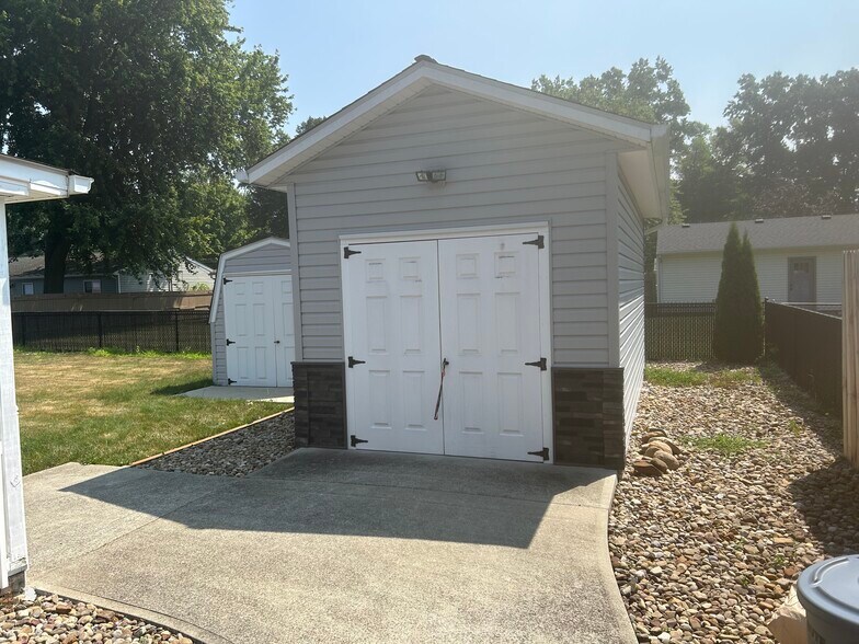 Building Photo - 6481 Ambrose Dr