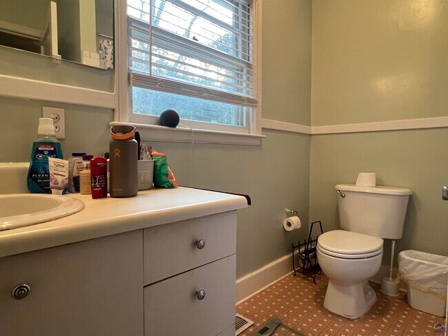 Building Photo - 145 Holmes Ave