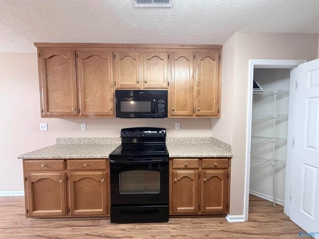 Building Photo - 2813 Willowick Tr SE