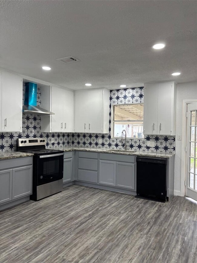 Building Photo - 2012 Water St