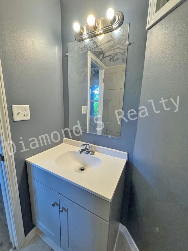 Building Photo - Charming 3 bedroom home located in the hea...