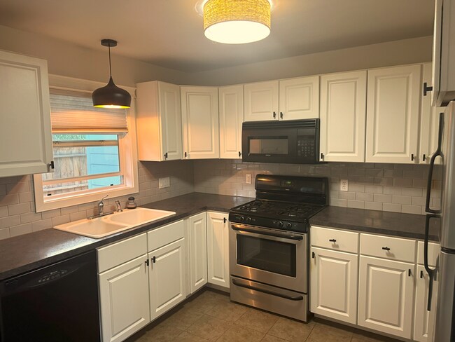 Building Photo - Beautifully Remodeled 2 Bed/1 Bath Single ...
