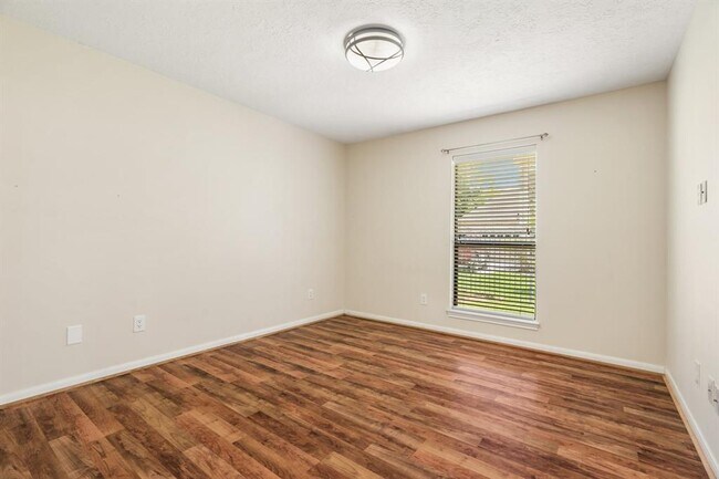 Building Photo - 3127 Lake Island Dr