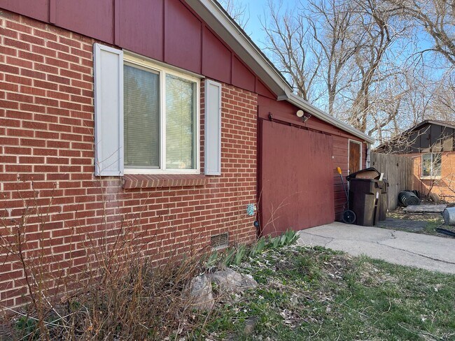 Building Photo - Adorable, Centrally Located 3 Bed/1.5 Bath Home - Available July 6th!