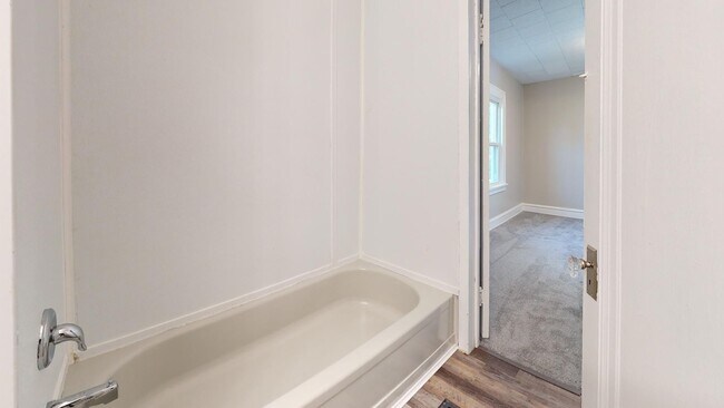 Building Photo - 3052 Sackett Ave