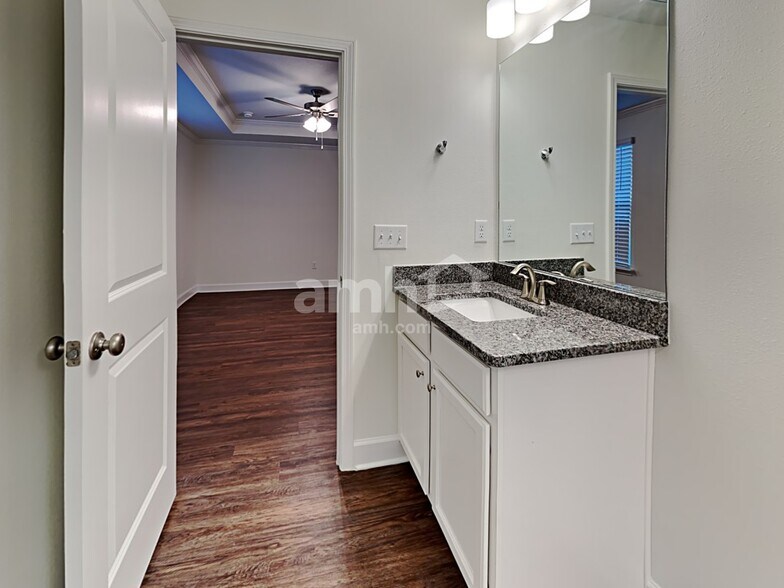 Building Photo - 1100 Tan Tara Trl