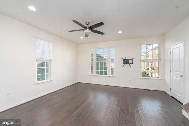 Building Photo - 3223 Clear Spring Dr