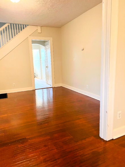 Building Photo - 607 N Oxford St