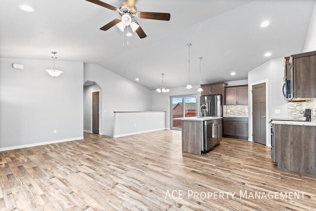 Building Photo - 304 Giants Dr
