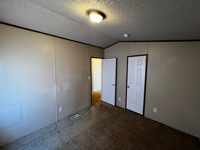 Building Photo - Elegant 3-Bed, 2-Bath Home for Rent: Move-...