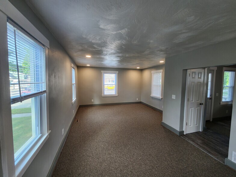 Family Room - 1815 N Goodman St