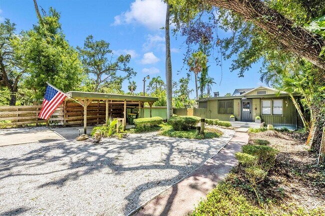 Building Photo - 2027 Panama Dr