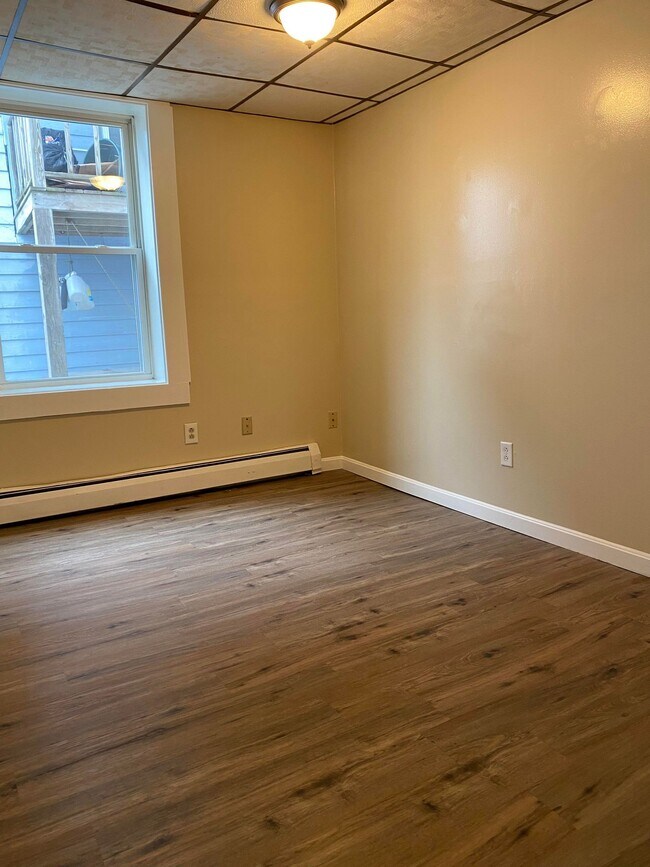 Building Photo - 916 Main St