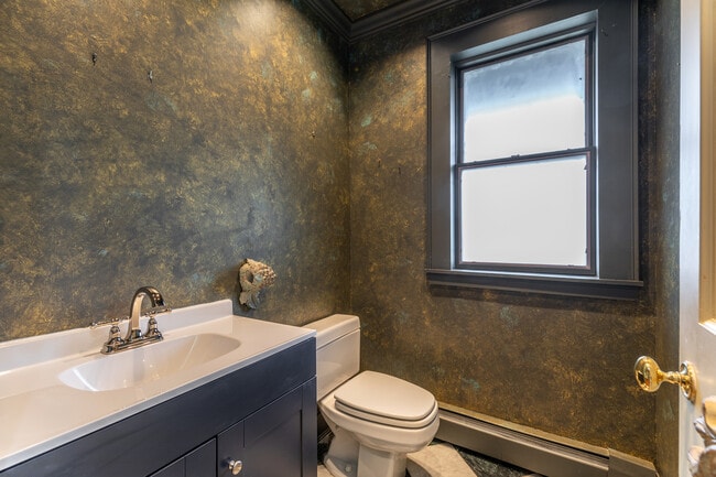 Building Photo - 411 Beach St