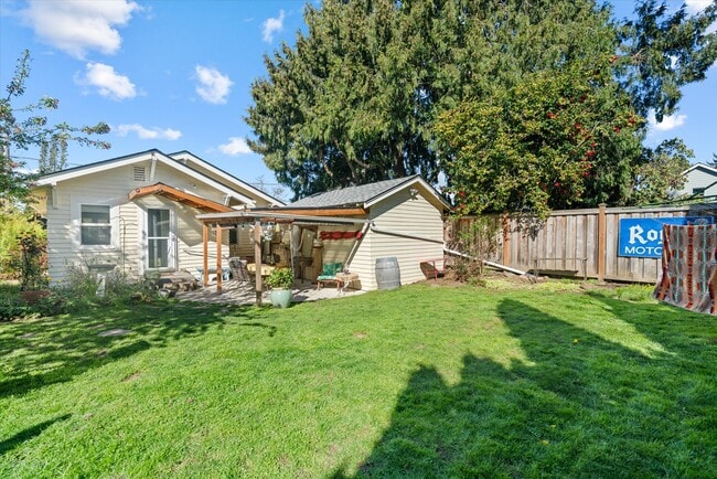 Building Photo - 840 N Farragut St