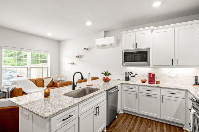 Building Photo - 1572 W Cato Springs Rd