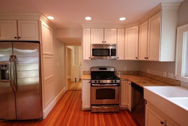 Building Photo - 30 Farmcrest Ave