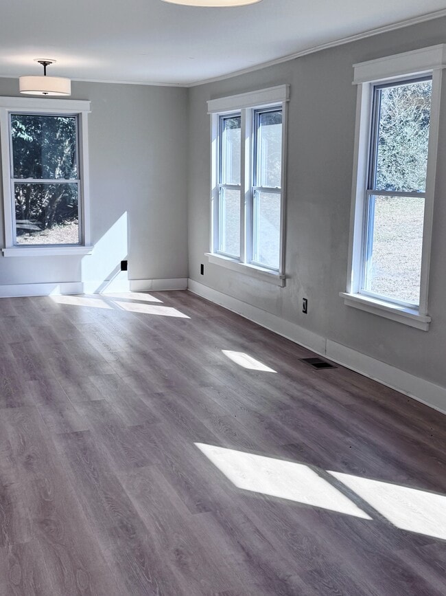 Building Photo - 1880 E Broad St