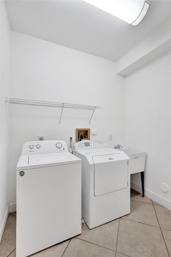 Building Photo - 10902 Tamoron Ln