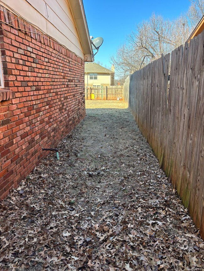 Building Photo - 3 bedroom 2 bath Edmond Duplex