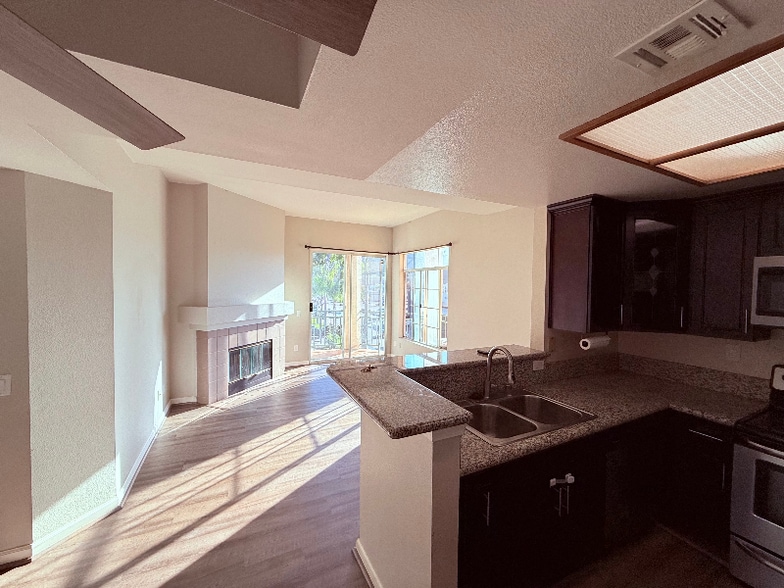 Building Photo - 1950 Camino De La Reina