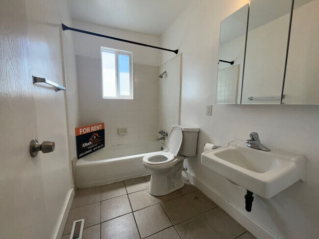 Building Photo - 718 30th St