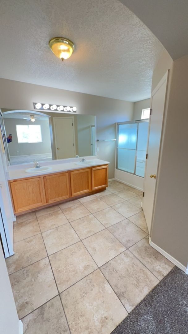 Building Photo - Beautiful 4 Bedroom 2.5 Bath home in the Vista Del Norte Subdivision