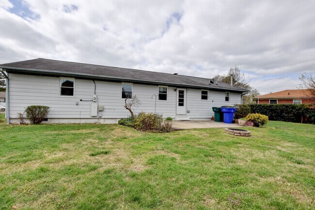 Building Photo - 609 Birch Dr