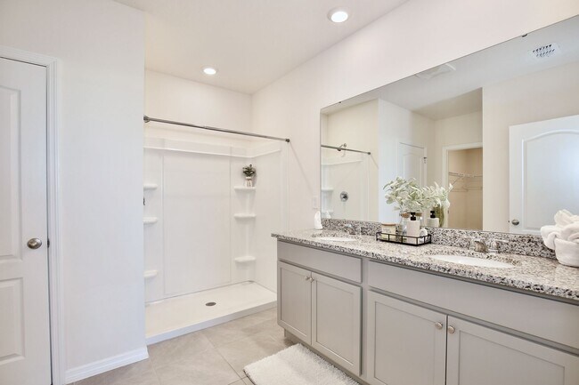 Building Photo - Beautiful 4 Bedroom, 2 bath home is Available for Rent in the Forest Lake Community!