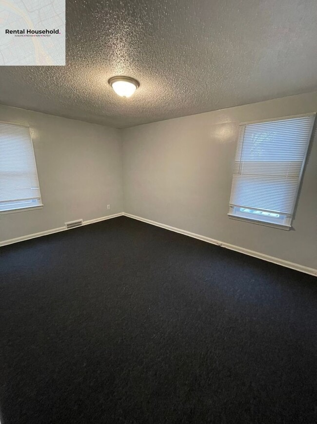 Building Photo - Beautiful 4 Bedroom Colonial Home-Section 8 ONLY