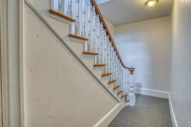 Building Photo - 132 W Mt Vernon St