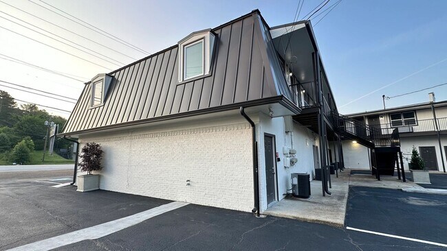 Building Photo - North Creek Crossing