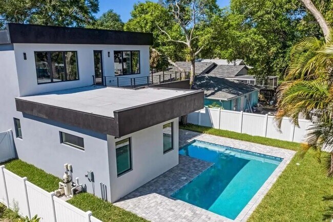 Building Photo - Bold Contemporary Sarasota Luxury Home. 4 Beds/ 4 Baths. Private Pool and Summer Grill.