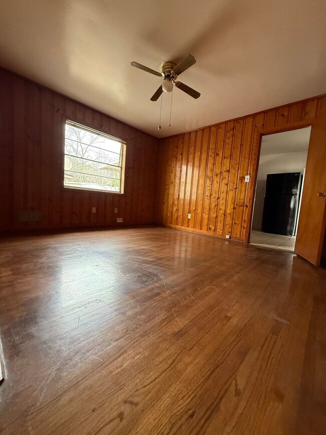 Building Photo - Cozy and New Renovated 3 Bedroom 2 Bath in...