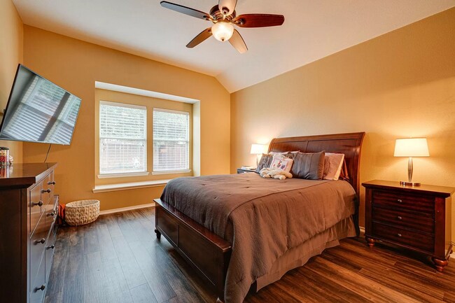 Building Photo - 5517 Crimson Oaks Dr