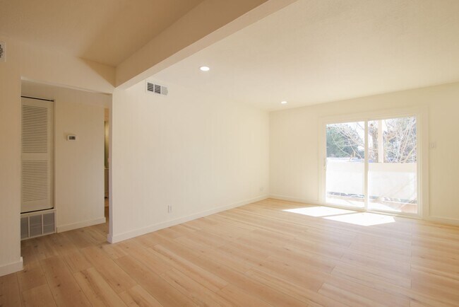 Building Photo - Beautiful 2-bedroom, 1-bathroom townhouse located in the vibrant city of El Paso