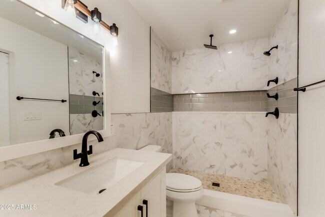 Building Photo - 1028 E Manzanita Dr