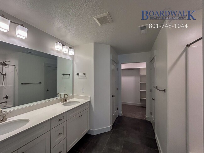 Building Photo - Spacious 3 bed in Quiet Community