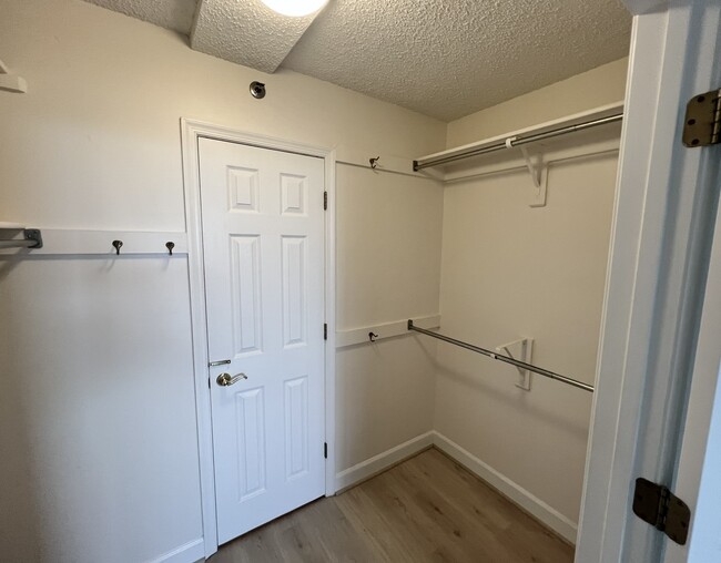 walk-in closet - 1276 N Wayne St