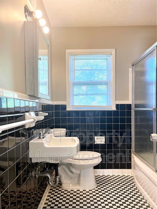 Building Photo - 3641 Bishops Bridge Rd