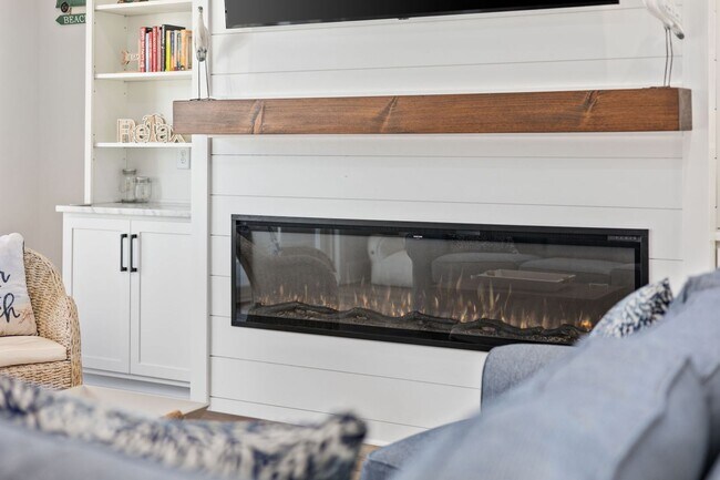 Building Photo - Gorgeous Custom Home Available for Snowbir...