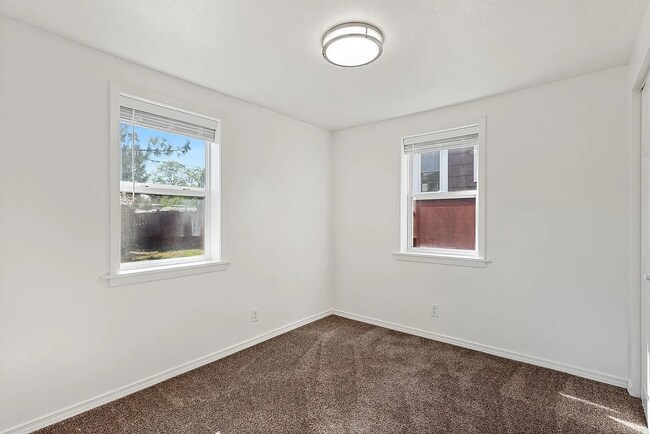 Building Photo - Charming 2 Bed, 1 Bath Rancher w/ Garage! ...